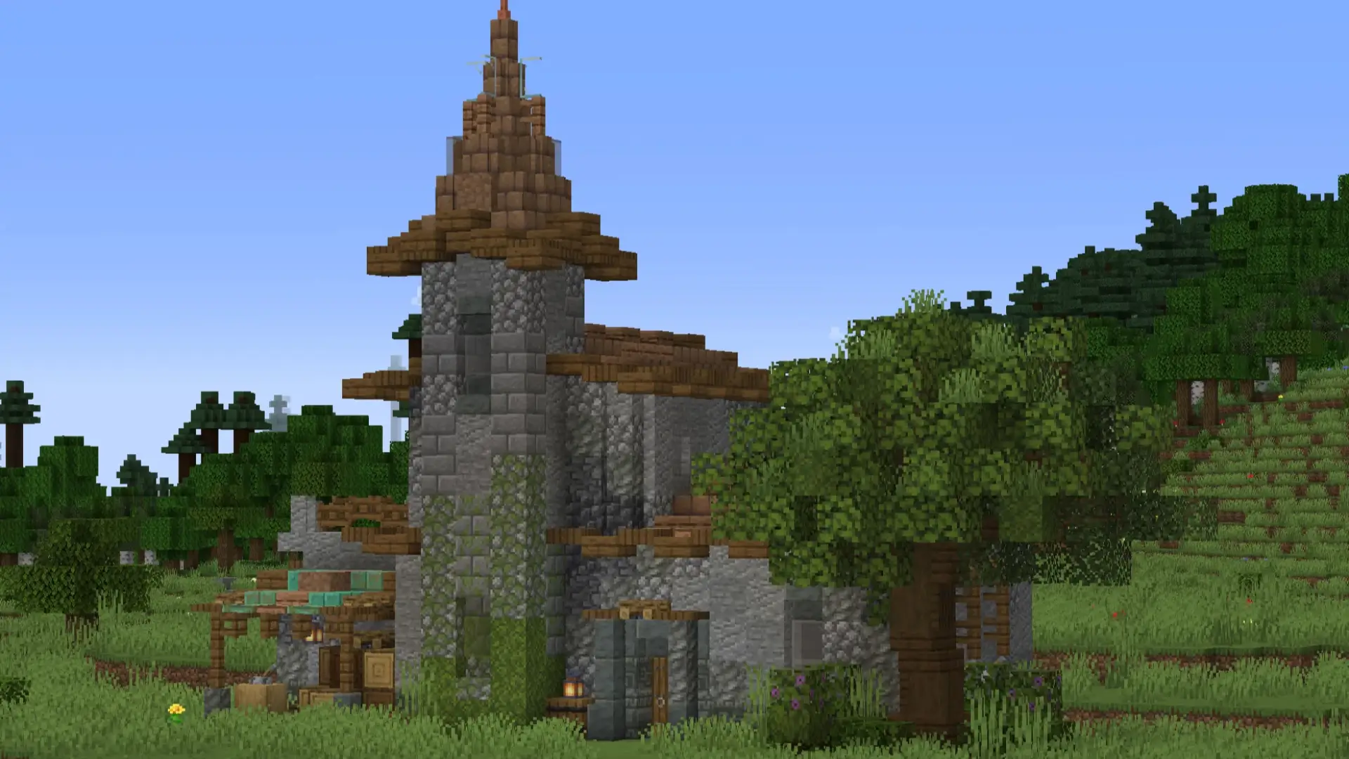 Casa de piedra con torre en Minecraft, rodeada de vegetación en un entorno rural.