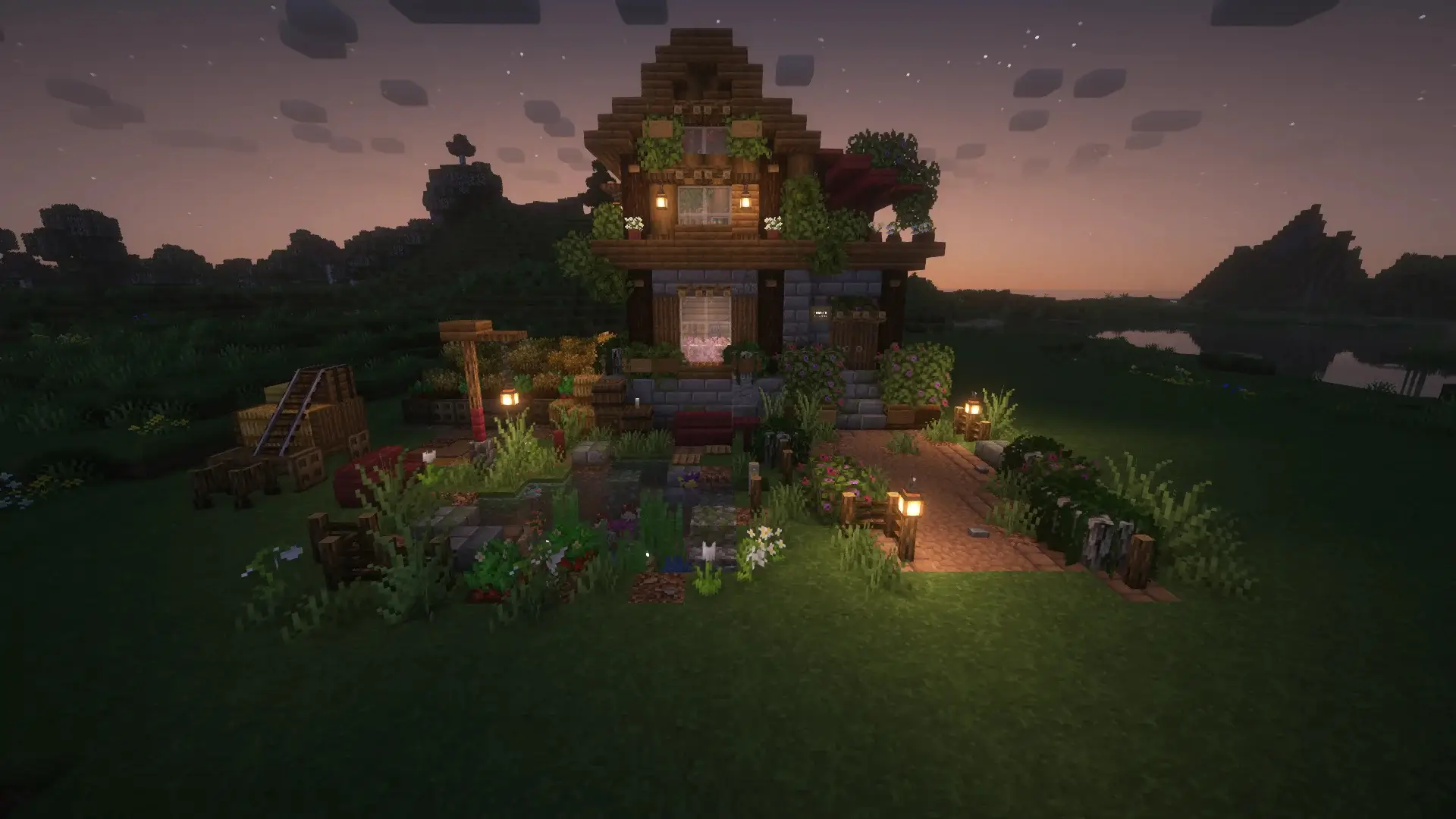 Vista nocturna de una casa rural en Minecraft iluminada con lámparas, mostrando un ambiente acogedor y mágico.