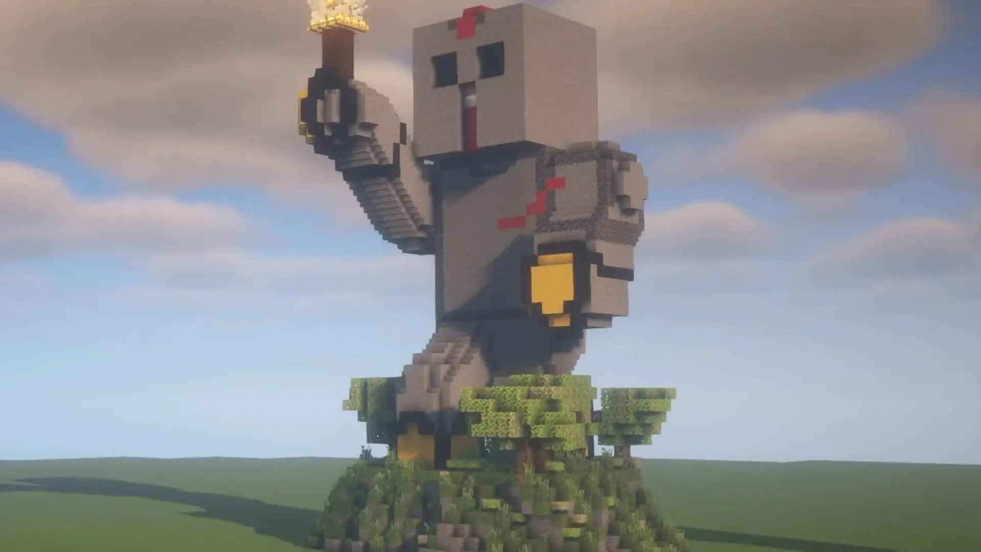 Estatua de gólem en Minecraft, con vegetación y una antorcha encendida.