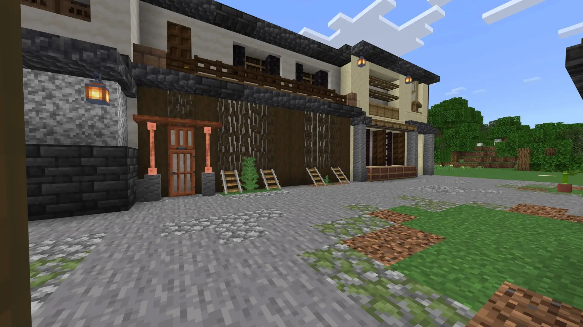 Calle de pueblo japones tradicional en Minecraft con casas japonesas de piedra y madera, decorada con macetas y detalles rústicos.