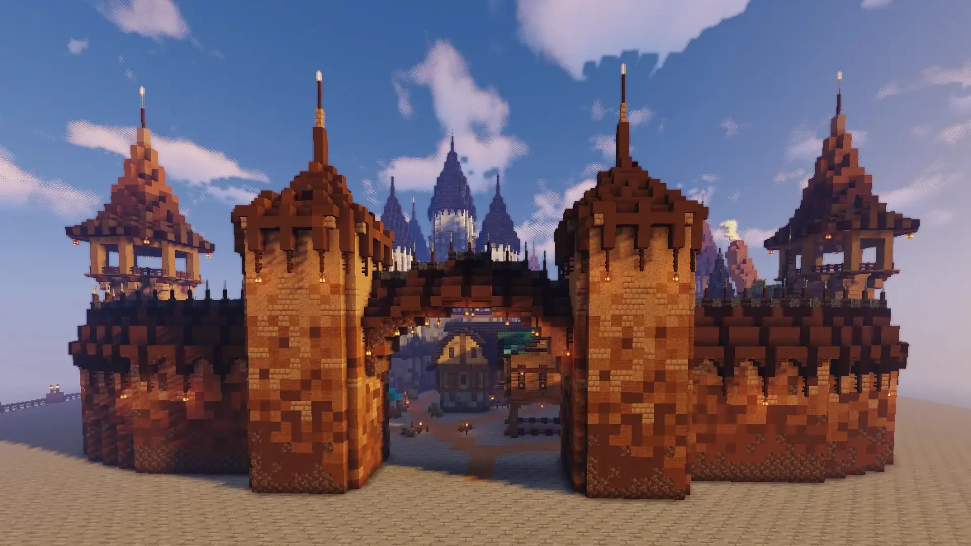 Castillo medieval en Minecraft con torres de piedra, un arco central y detalles en madera, iluminado por antorchas.