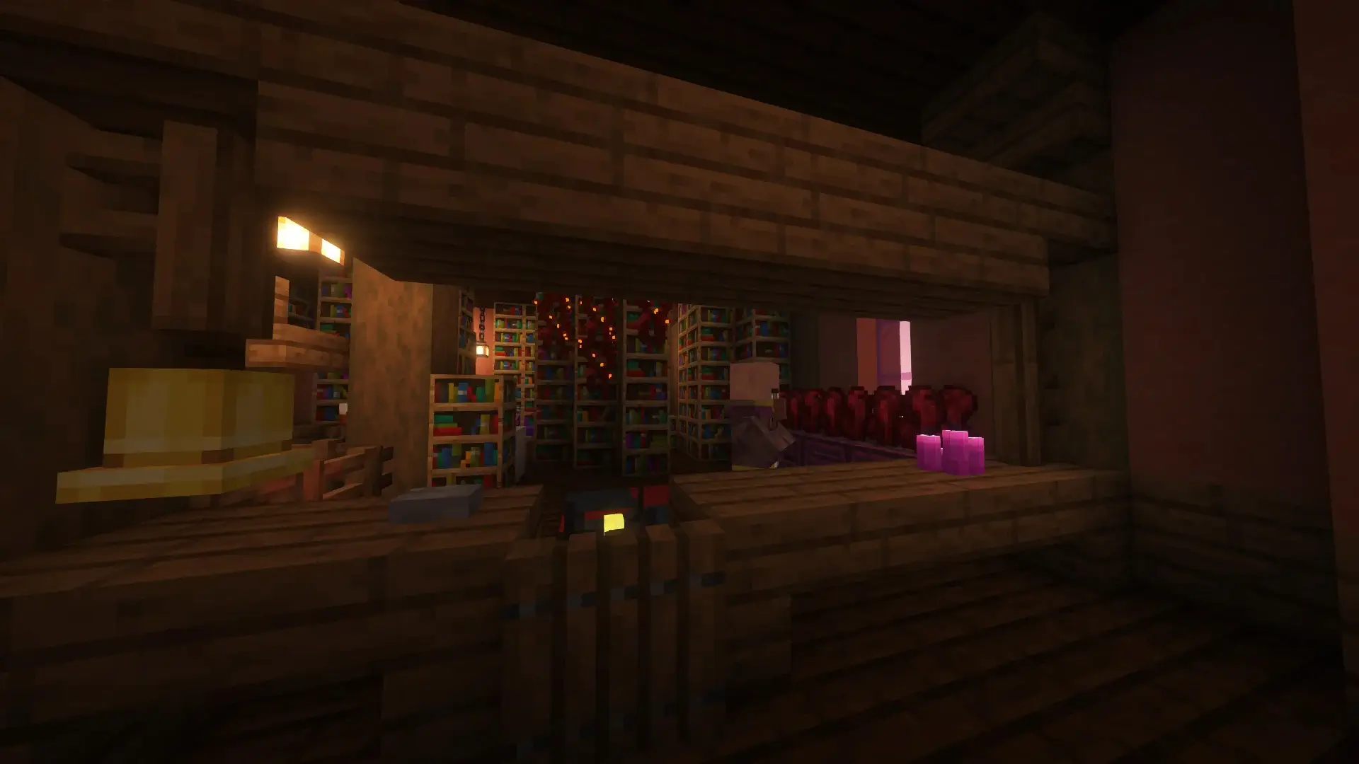 Interior de Posada medieval en Minecraft con un techo inclinado, una torre redonda y un entorno natural exuberante.